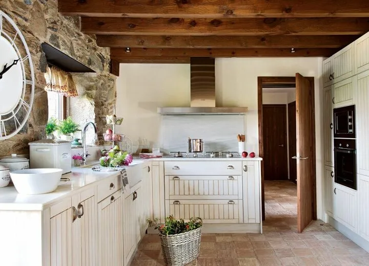 Кухня в стиле шале с отделкой природным камнем