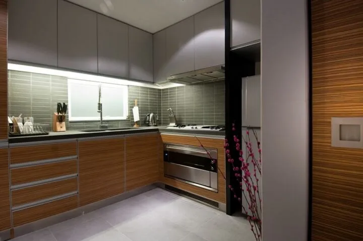 Кухня 2023 с серо-зеленым фартуком и серо-коричневыми фасадами
