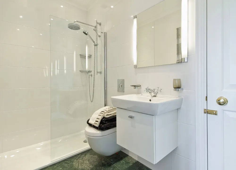 Дизайн ванной в панельном доме в белом цвете