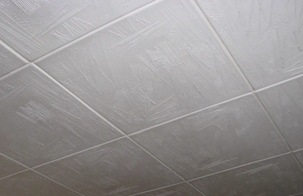 Плитка из пенопласта на потолке маленькой ванной