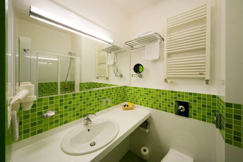 Зеленая плитка в ванной с белым потолком