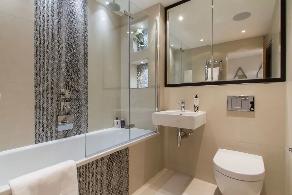Интерьер светлой ванной комнаты в панельном доме