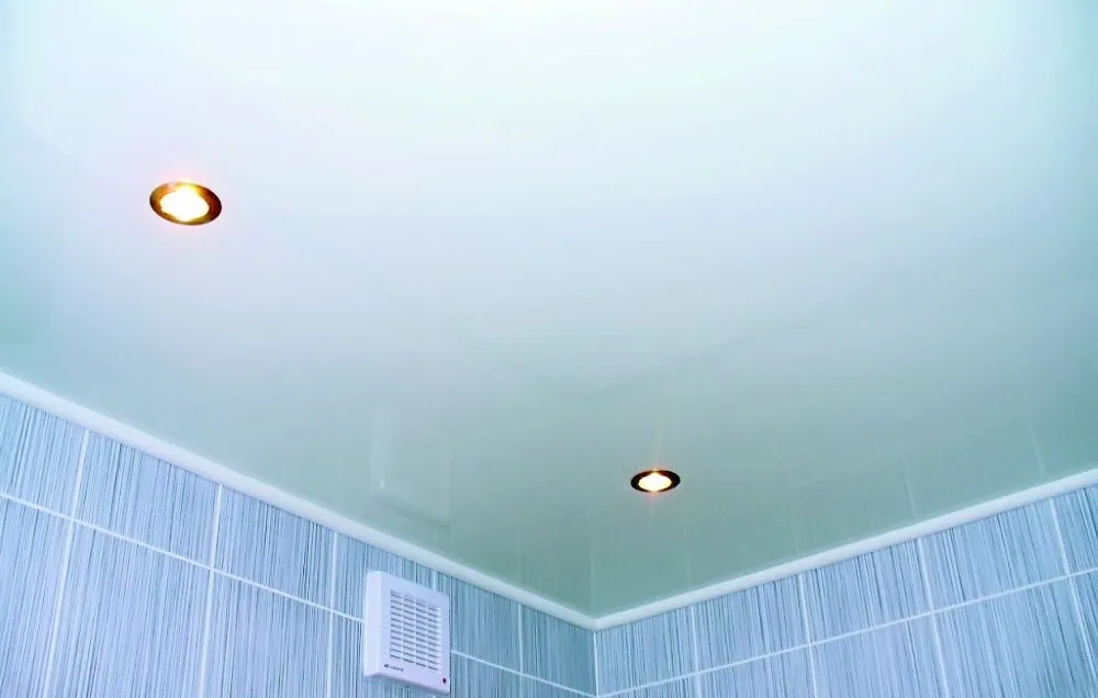 Встроенные светильники на натяжном потолке ванной