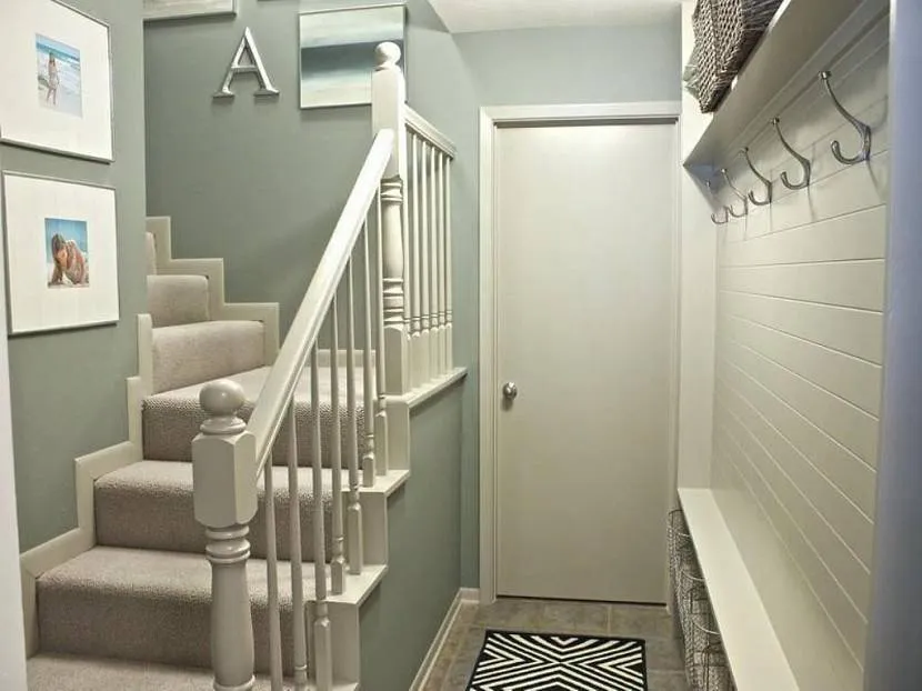 Интерьер коридора с лестницей