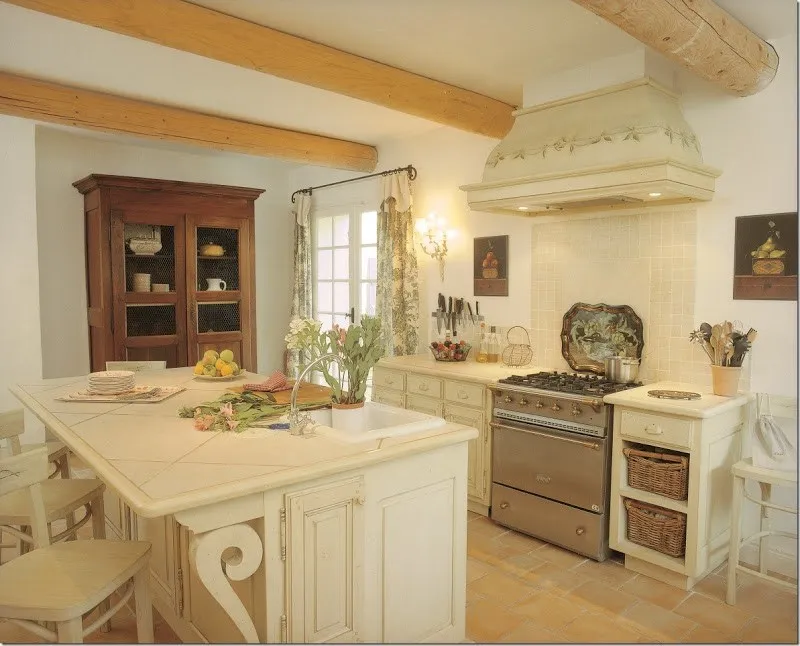 Деревенская кухня с вытяжкой каминного типа