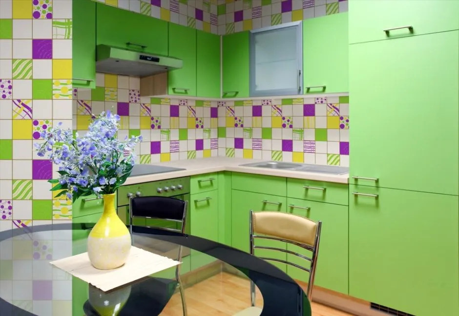 Кухня в однотонно зеленом цвете с белой мебелью