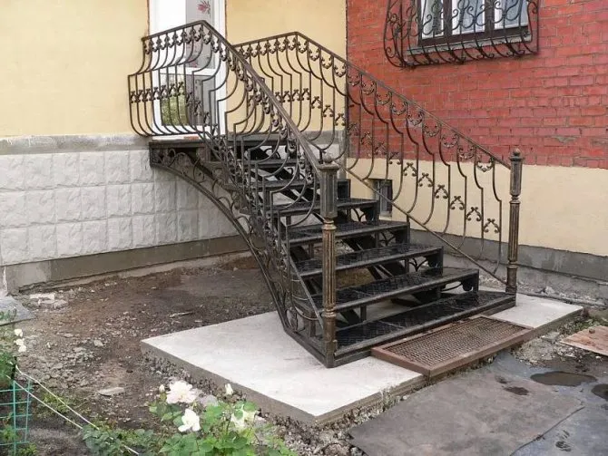 Входная лестница из металла
