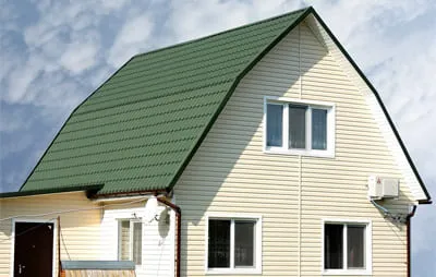 Дом из сайдинга с зеленой крышей