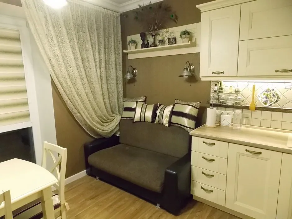 Маленькая кухня гостиная с диваном