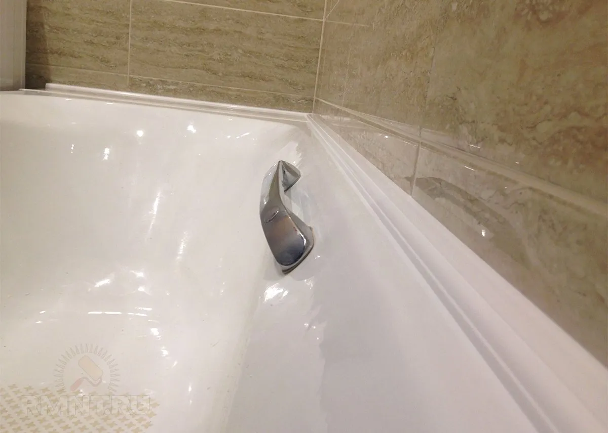 Ванна с белым керамическим плинтусом