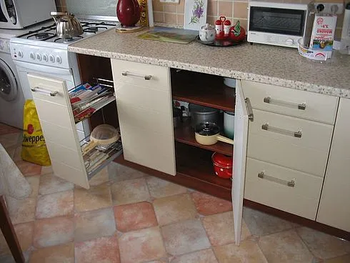 Самостоятельно собирая кухонный гарнитур, можно продумать все шкафы именно так, как вам это нужно