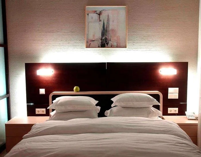 Штукатурка «короед», фотография в квартире, современный интерьер спальной комнаты  