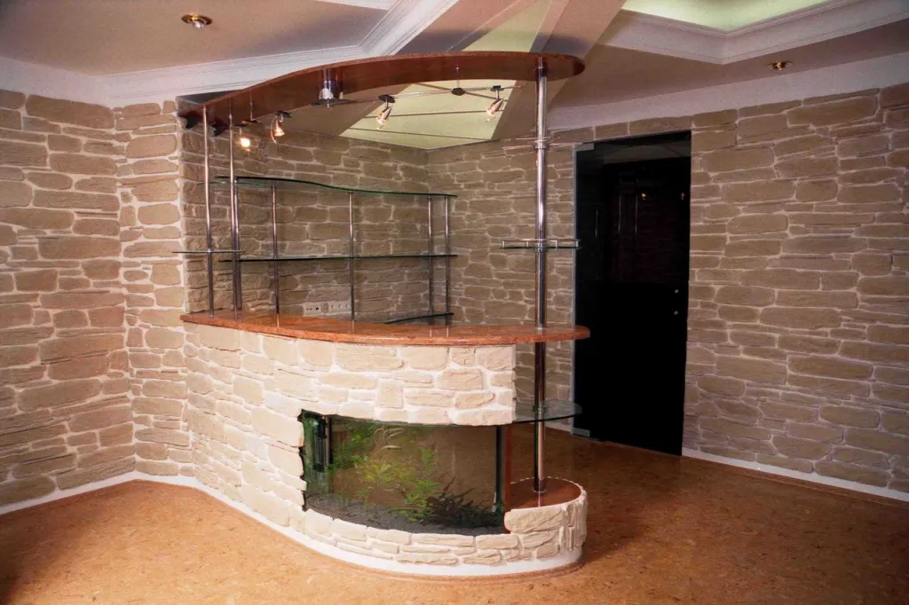 полукруглая барная стойка с аквариумом