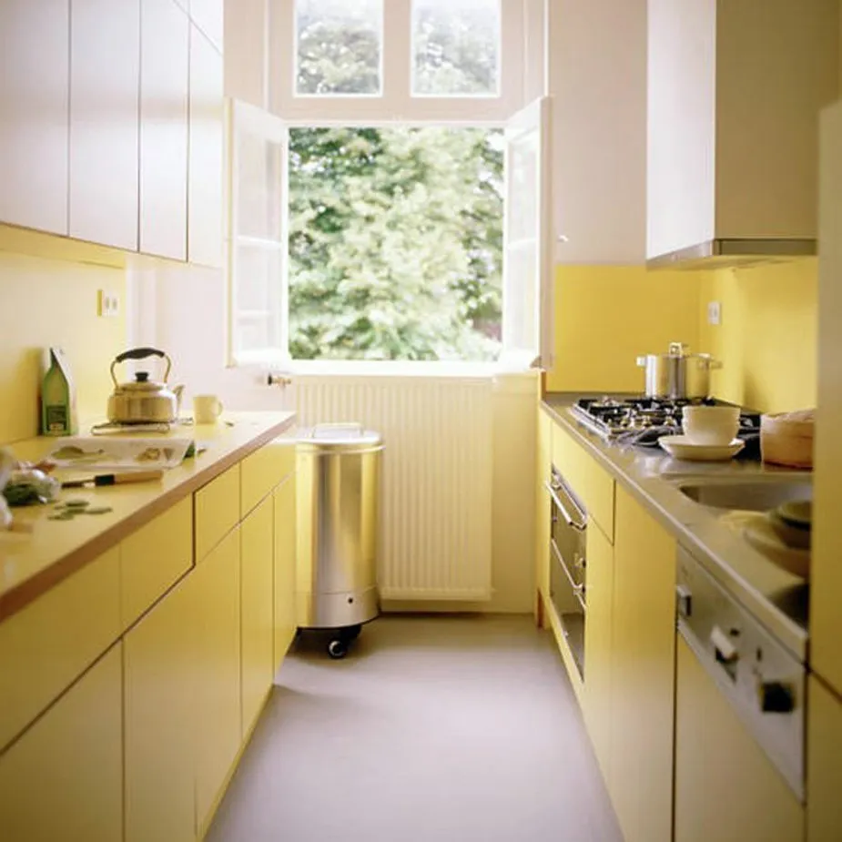 Кухня прямоугольная в жёлтом цвета
