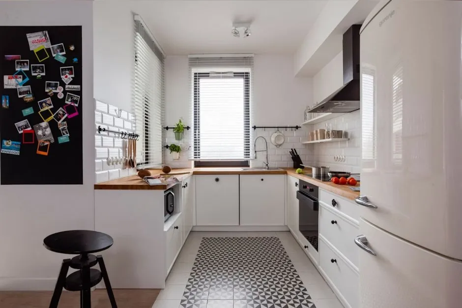 Маленькая узкая кухня с окном