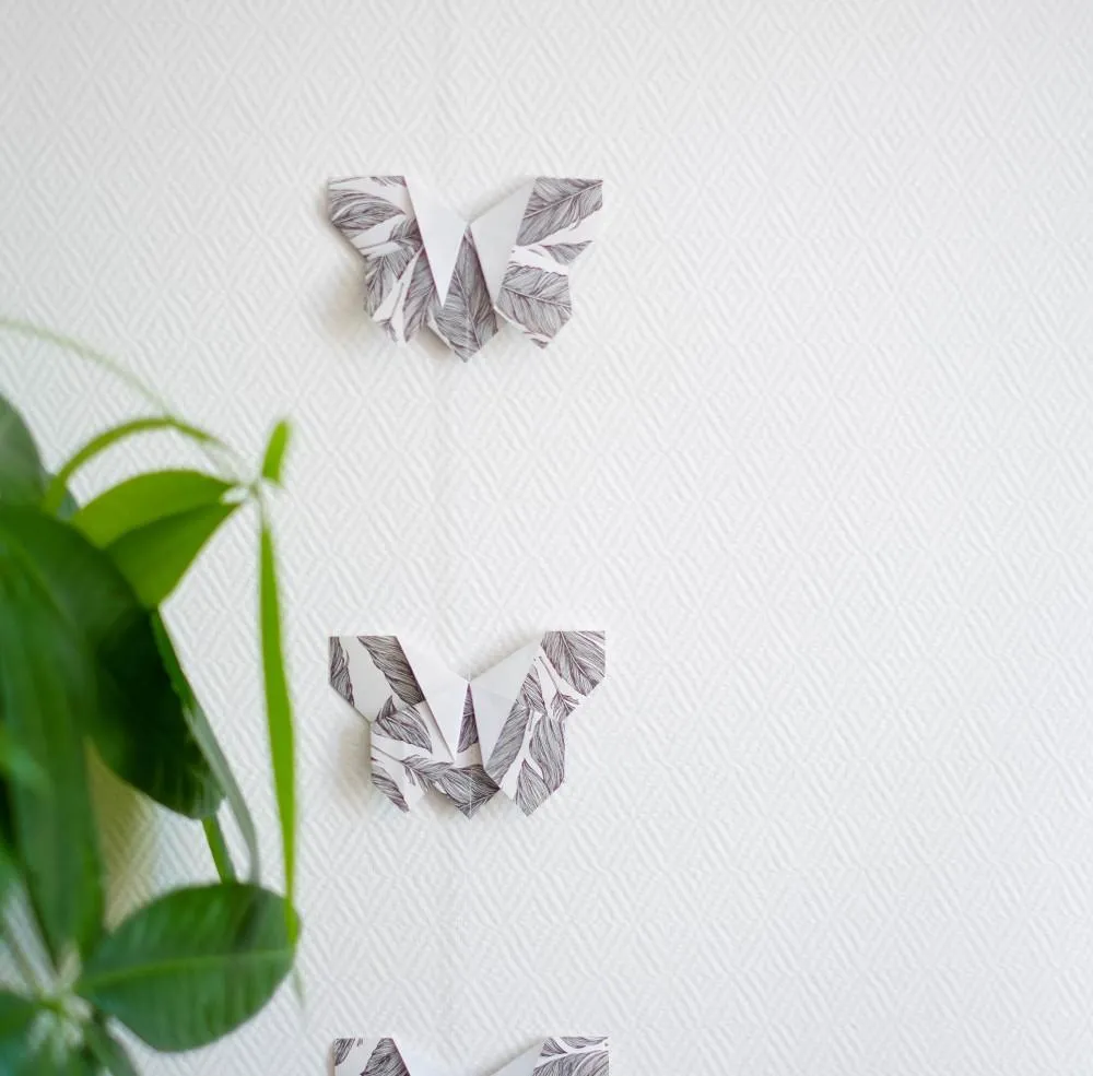 Бабочки оригами из черно-белой бумаги