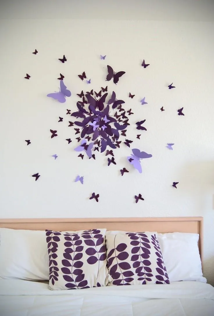 Фиолетовые бабочки в интерьере спальни