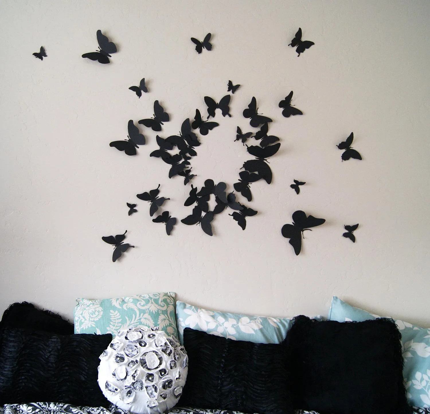 Черные бабочки в интерьере гостиной