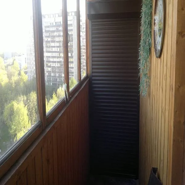 polki-i-rolstavni-na-balkon