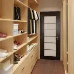 Вся мебель в маленькой гардеробной должна быть плотно прижата к стене для максимальной экономии пространства
