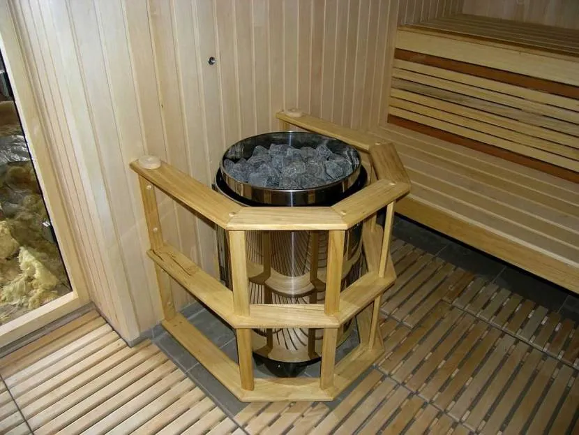 Печь в сауне с деревянной обрешеткой