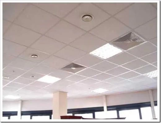 Пример использования светильников и вентиляционных решеток в офиссе