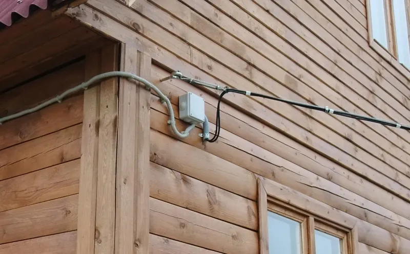 Подключенный к электричеству деревянный дом
