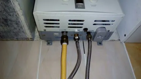 Колонка подключена к водопроводам ХВС и ГВС без дополнительной арматуры