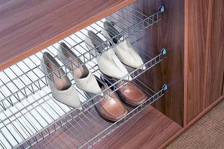 Металлические полки для обуви в несколько ярусов в шкафу-купе