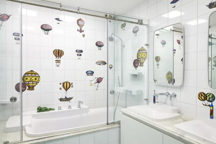 декоративные наклейки на стенах в интерьере ванной