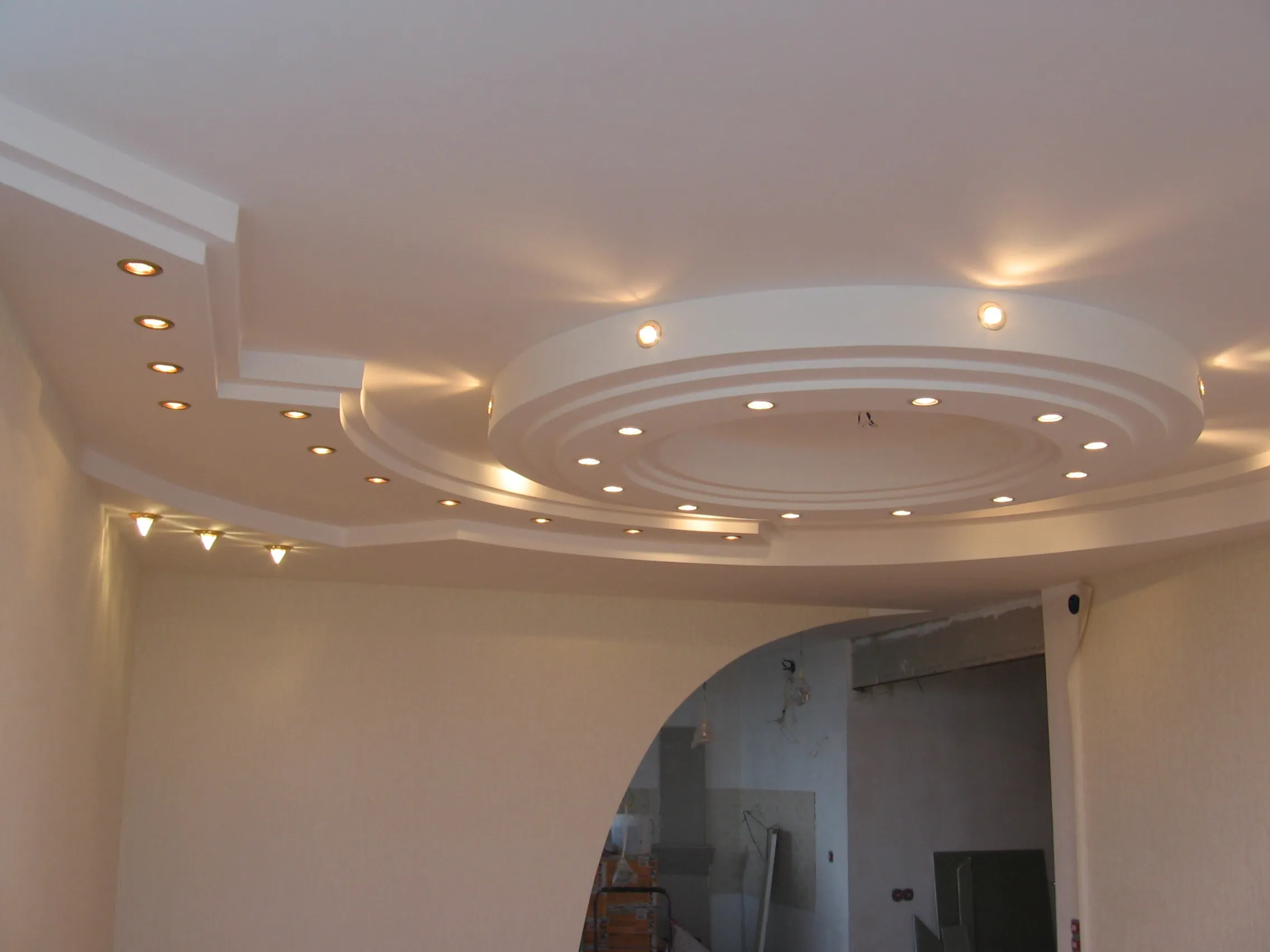 Гипсокартонный подвесной потолок с точечными светильниками
