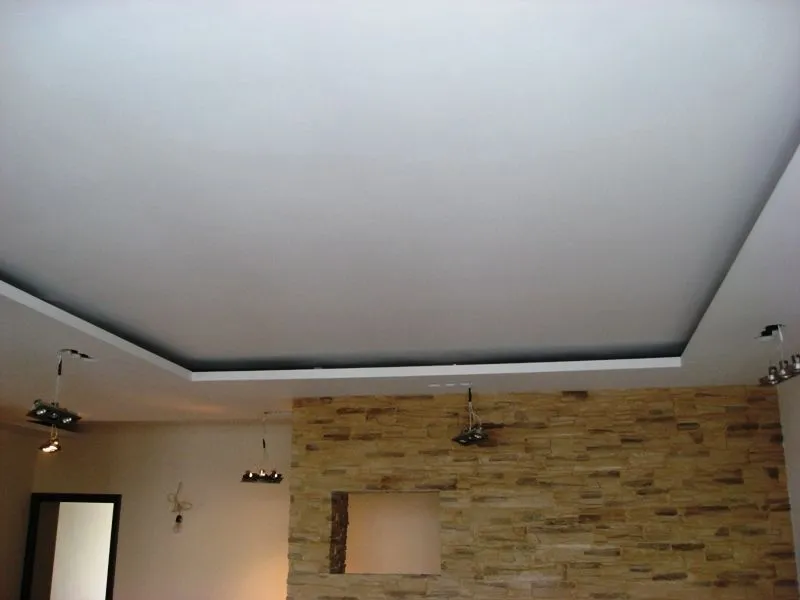Гипсокартонный подвесной потолок в гостиной
