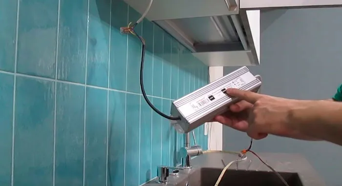 герметичный блок питания светодиодной ленты на кухне