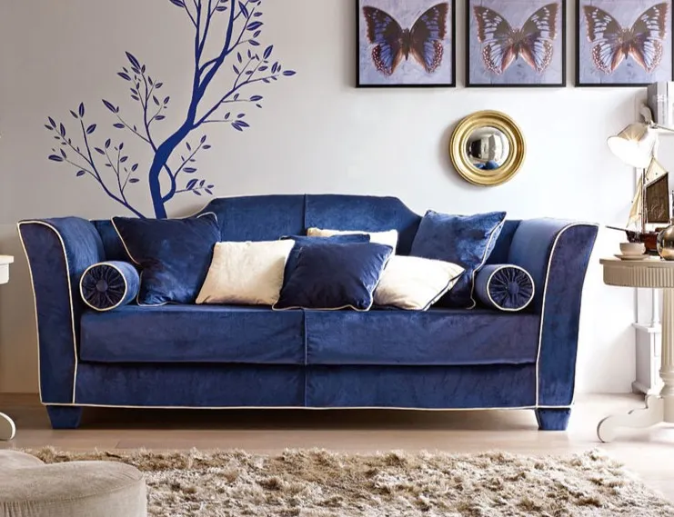 Синий диван отлично гармонирует с настенным декором
