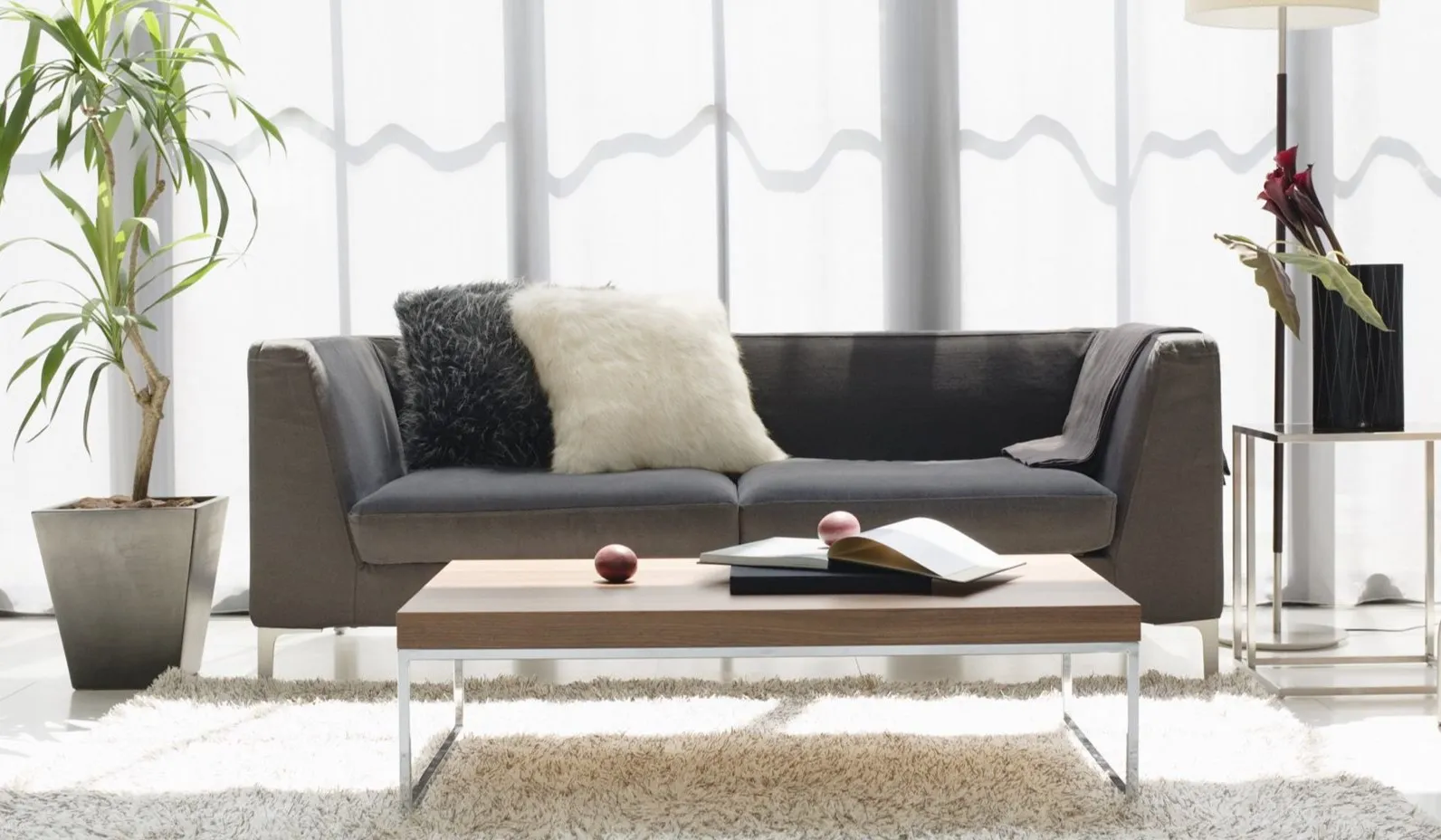 Для декора дивана можно использовать черную и белую подушку в качестве контрастов