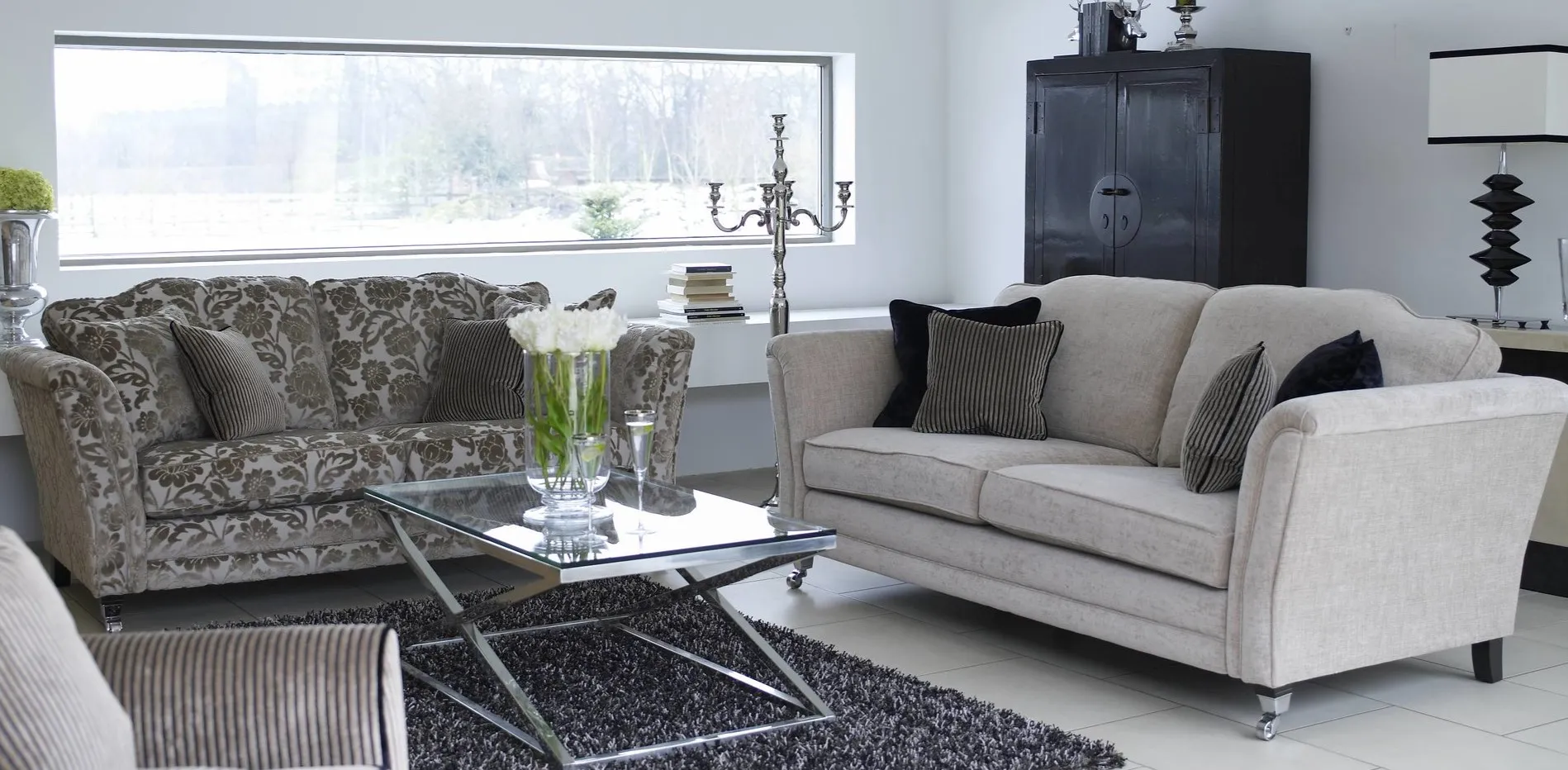Из двух небольших диванов можно создать удобную зону отдыха в гостиной