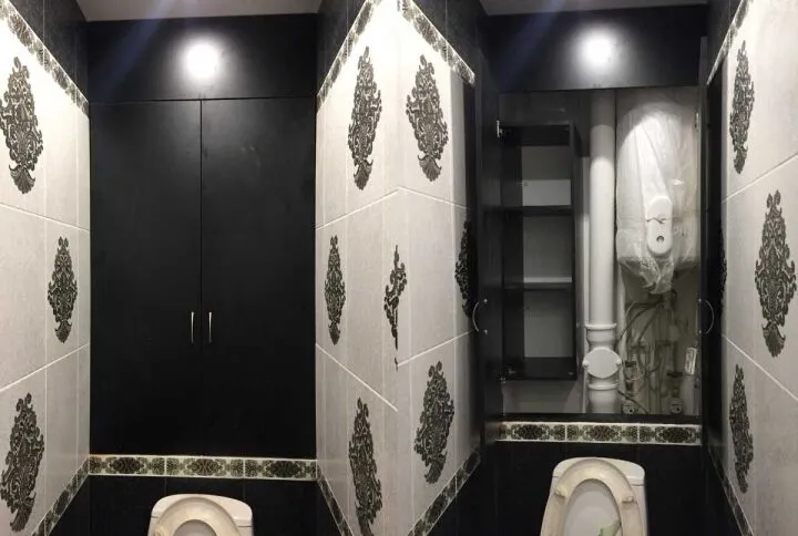 Черный встроенный шкаф в туалете