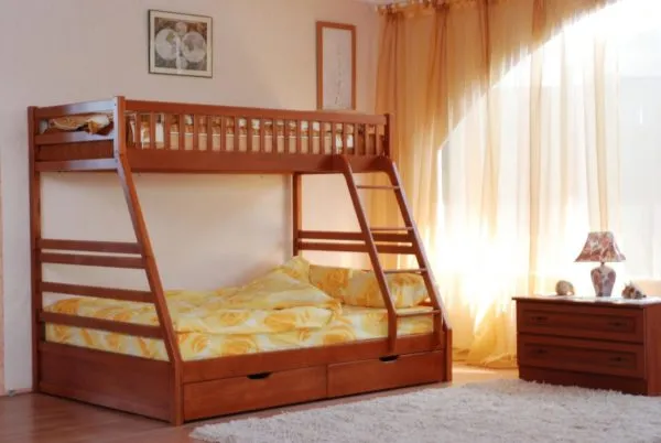Лучше изготавливать двухъярусную кровать своими руками из дерева, этот материал наиболее экологичен