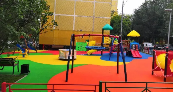 Яркие детские площадки с использованием ...