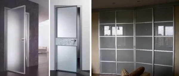 Стеклянная дверь может быть обрамлена в рамку из металла, древесины, пластика