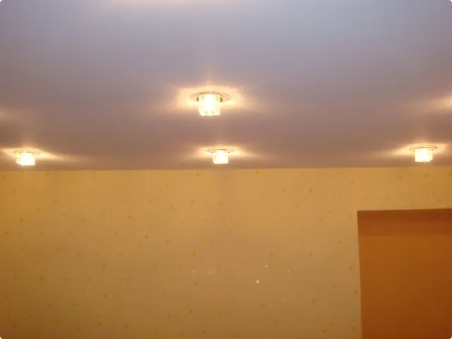 Точечные светильники для натяжных потолков.