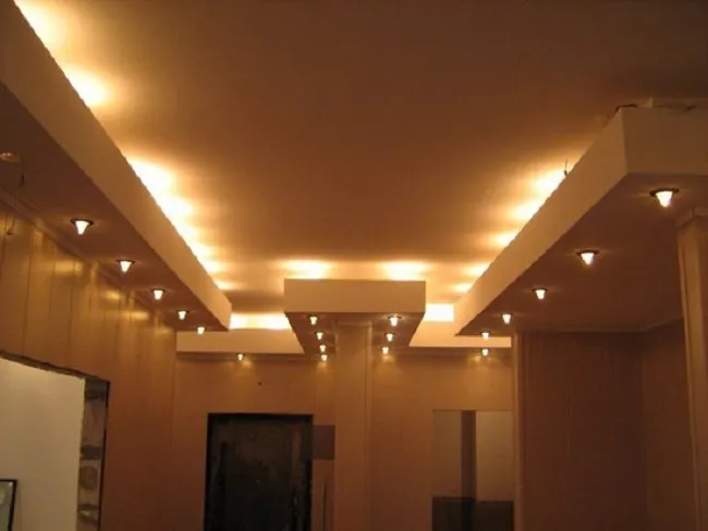 Вариант зонального типа освещения на потолке