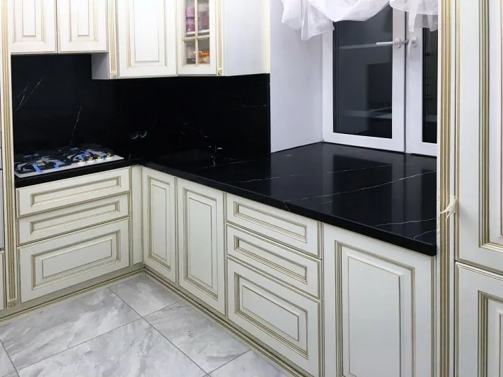 Белая кухня на контрасте с черной столешницей