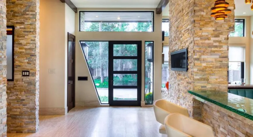 Обычно пластиковая входная дверь имеет стеклянные вставки, благодаря которым естественный солнечный свет проникает вглубь помещения