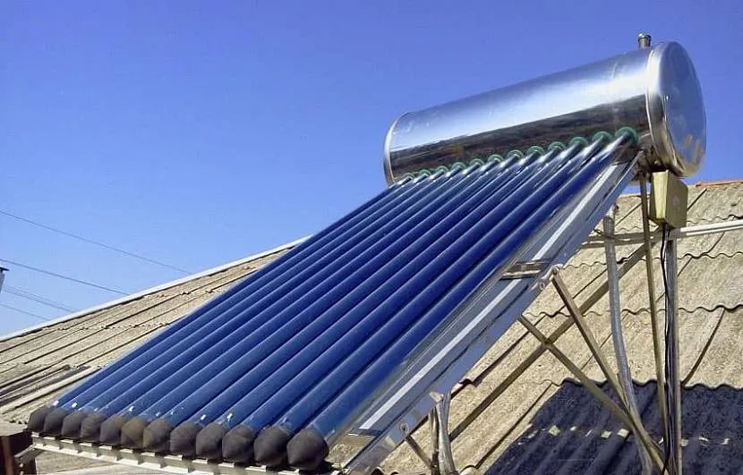 Солнечный коллектор на крыше дома