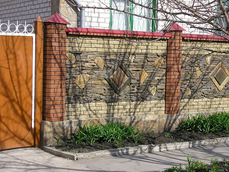 Комбинированный забор из кирпича и декоративного камня