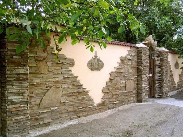 Сплошной забор с отделкой декоративным камнем