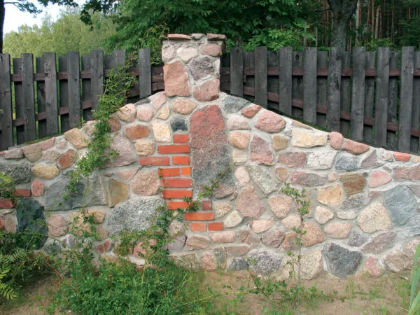 Декоративный комбинированный каменный забор