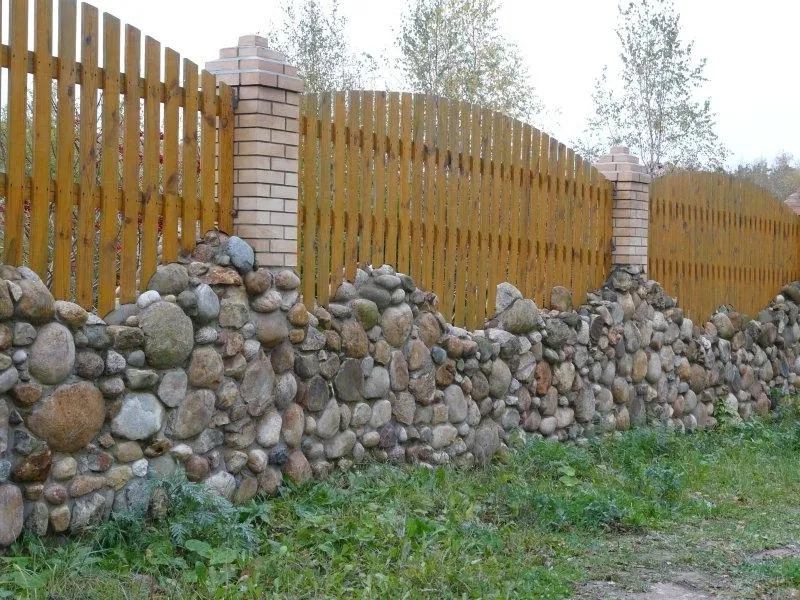 Забор из камня и деревянного штакетника