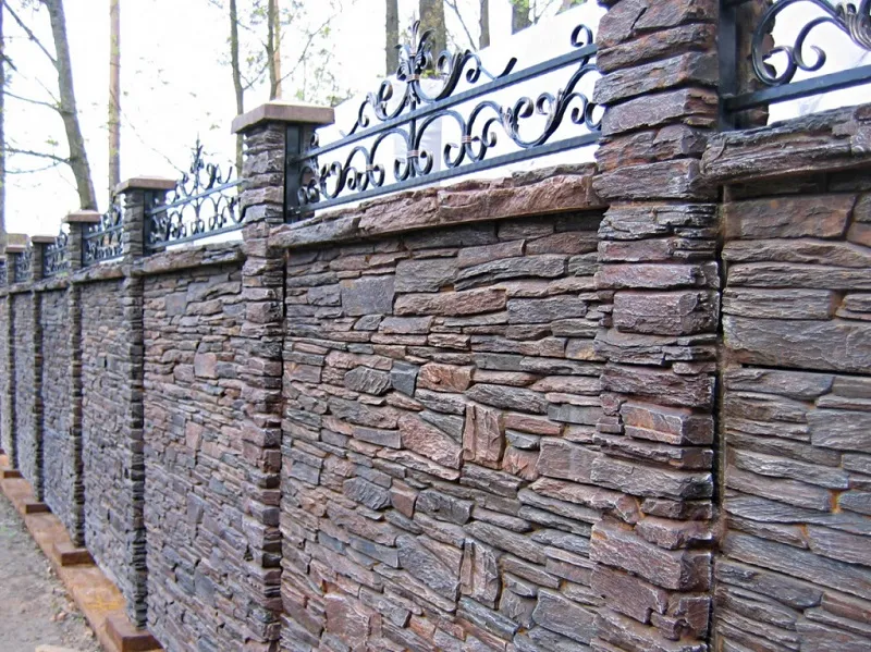 Каменный забор с кованой решеткой